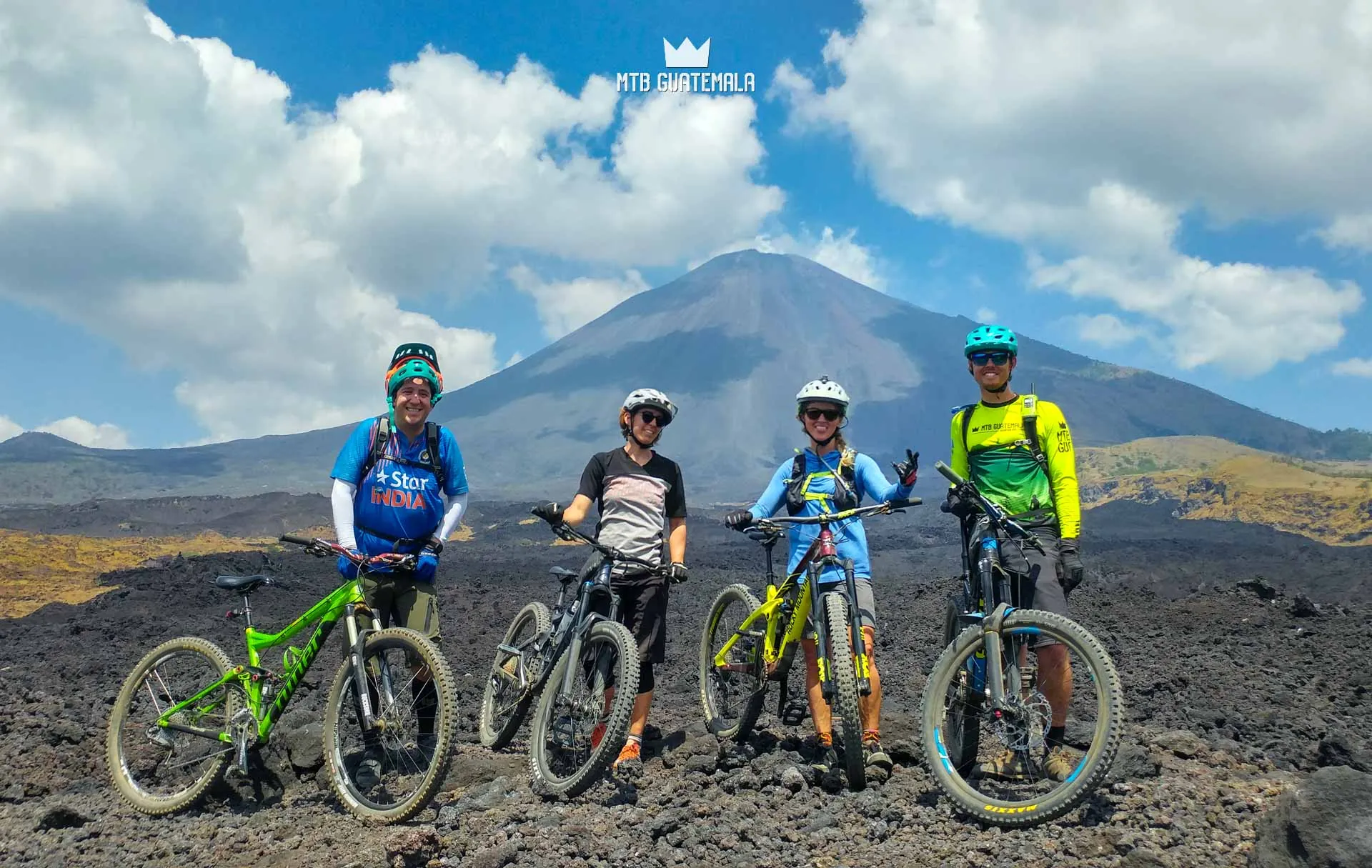 Un grupo con sus bicis frente al volcán de Pacaya