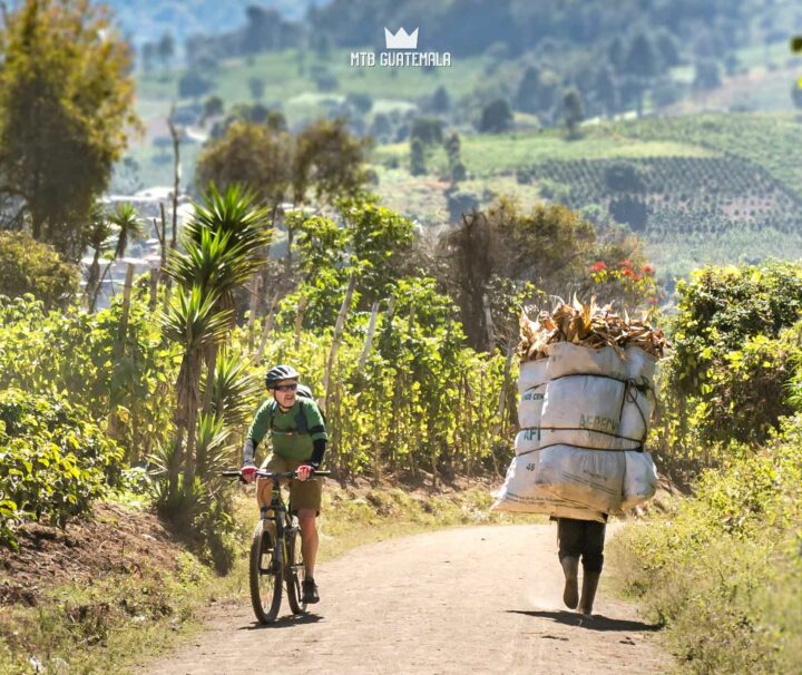 Enormes cargas hacen que las empinadas colinas parezcan más fáciles en bicicleta. Chimaltenango, Guatemala