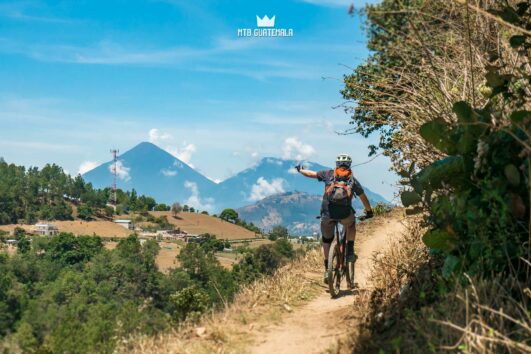 Rad vistas volcánicas en ruta hacia el lago de Atitlán. Chimaltenango, Guatemala