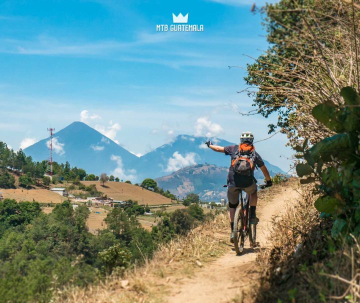 Rad vistas volcánicas en ruta hacia el lago de Atitlán. Chimaltenango, Guatemala