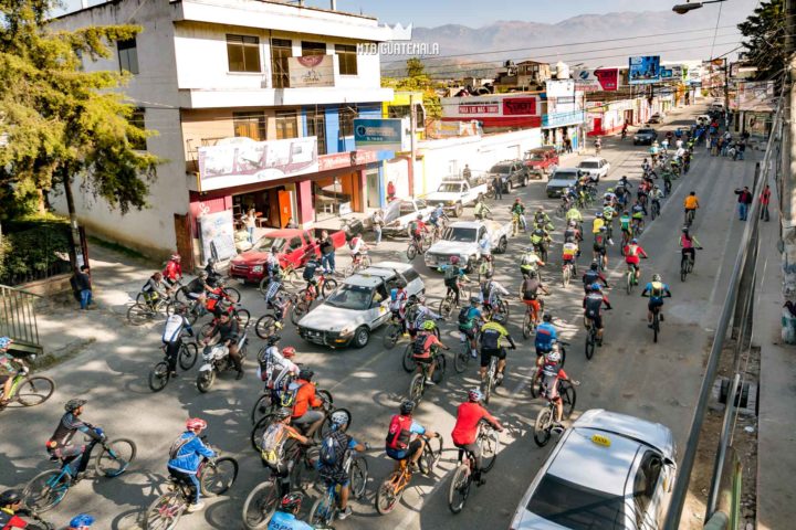 Más de 300 jinetes toman las calles de Huehuetenango para la novena edición de la Travesía de Los Cuchumatanes. Huehuetenango, Guatemala