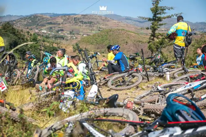 Riders enjoy a full gourmet Guatemalan buffet at the top of the cucuhumatanes. 9th edition - Travesía de los Cuchumatánes.  Huehuetenango, Guatemala