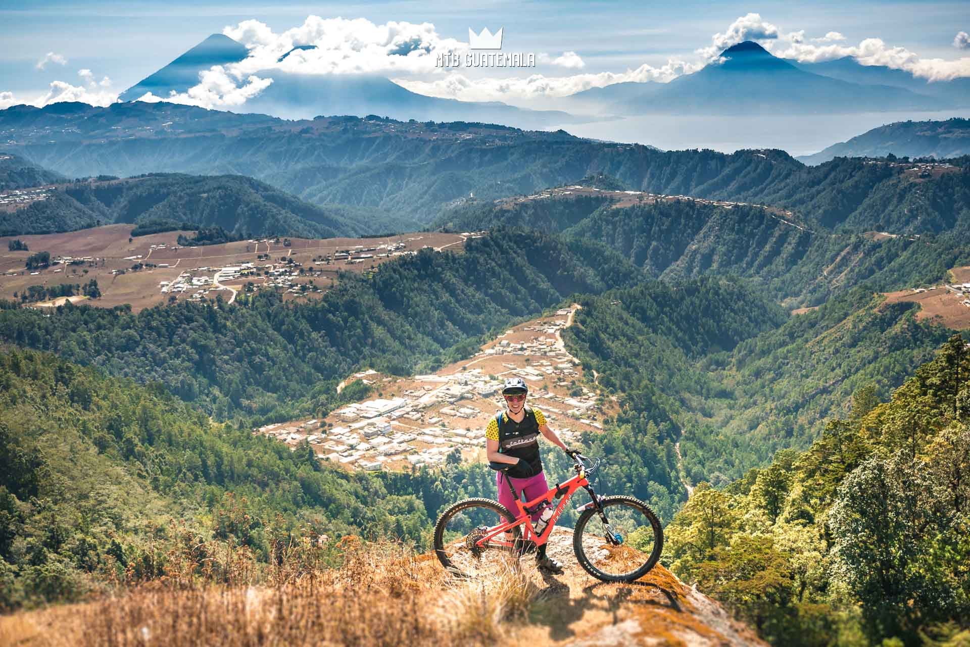 Tour en bicicleta de montaña de enduro por el lago AtitlánImpresionante vista de los cañones que rodean el lago Atitlán. Nuestra ruta cruzó algunas de las principales antes de descender al lago, principalmente por singletrack. Lago Atitlán Chimaltenango, Guatemala