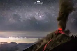 Las frecuentes erupciones del Volcán de Fuego nos mantuvieron despiertos toda la noche. La silueta recortada contra la Vía Láctea a las 2 de la madrugada fue impresionante. Volcán Acatenango 3976m Chimaltenango, Guatemala