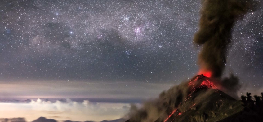 Las frecuentes erupciones del Volcán de Fuego nos mantuvieron despiertos toda la noche. La silueta recortada contra la Vía Láctea a las 2 de la madrugada fue impresionante. Volcán Acatenango 3976m Chimaltenango, Guatemala