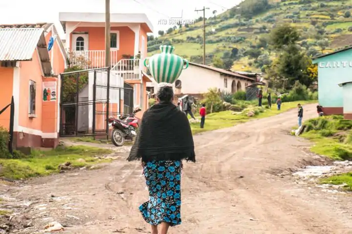 Women carries water from the communal spring. Los Cuchumatánes Huehuetenango, Guatemala