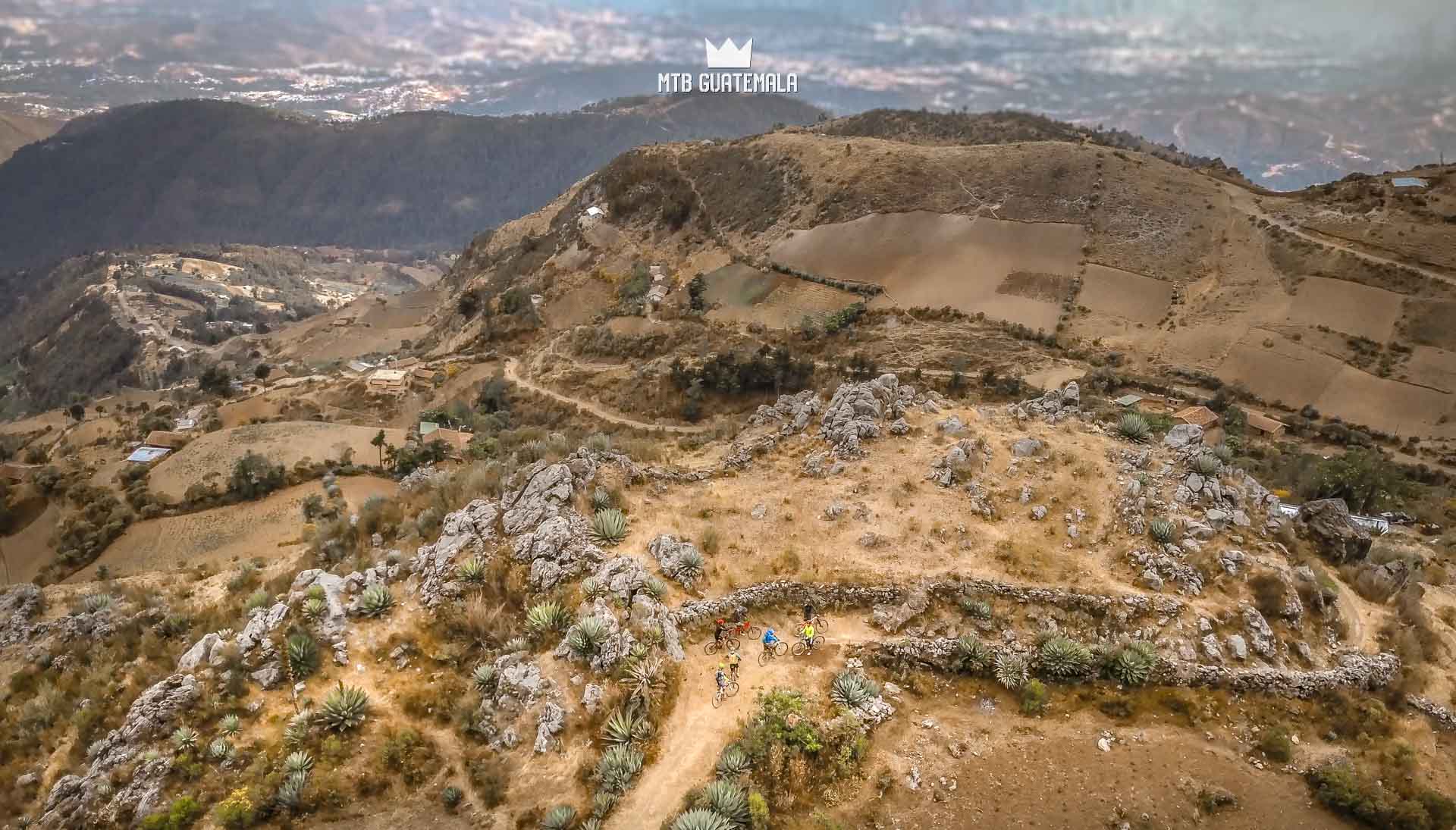 Ciclismo de montaña en las montañas de Cuchumatánes Los Cuchumatánes Huehuetenango, Guatemala