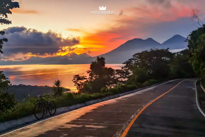 La subida de Santa Lucia Lake Atitlán Sololá, Guatemala