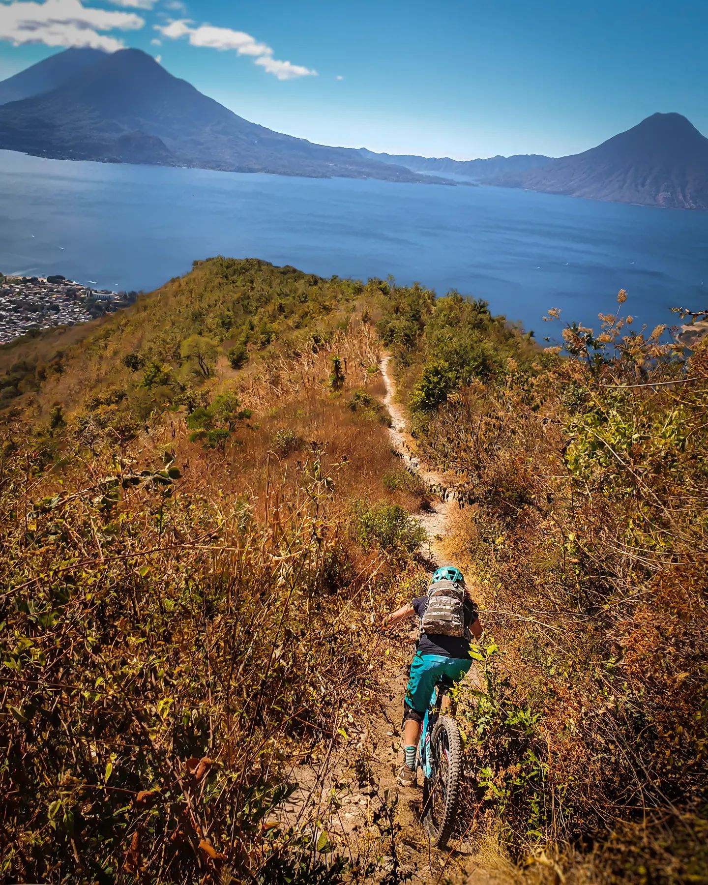 Atitlán Trails 🏞️ Próxima salida Sábado 29 Ene. Conectaremos una ruta desde nuestro centro en Tecpán hacia el Lago. Todo día todo incluído (ida y vuelta) Guías, comidas, transporte, vistas 😉....#mtbtours #mtbtravel #guatemala🇬🇹 #getout #enduromtb #gorideyourbike #guate #mtblife #lakeatitlan #lagodeatitlan #explore #downhillmtb #biketravel #bikelife #bikeviews #mtbguatemala #biketours #travelmore #adventure #adventuremtb #mtbtheworld