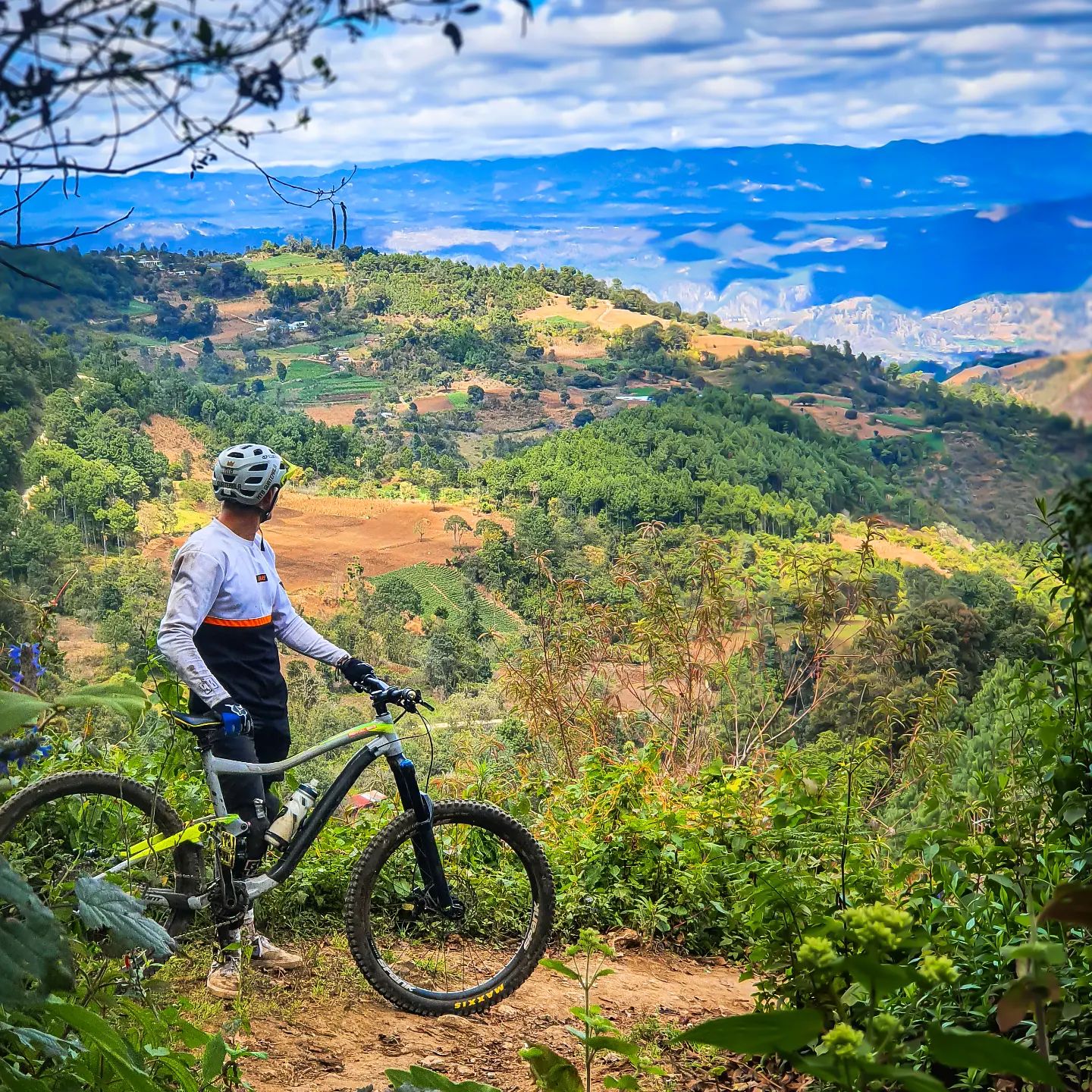 El otro lado de #tecpanguatemala .Rutas hacia el río Motagua #mtblife #mtbtours #gorideyourbike #mtbtravel #mtbguide #biketours #visitguatemala #gorideyourbike #mountainbikeguatemala #mountainbiker #mtbphotooftheday #travelguatemala #enduromtb