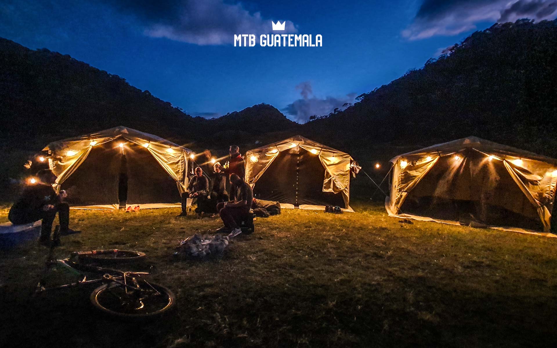 Montaje de Carpa Glamping con 3 Cunas MTB Guatemala