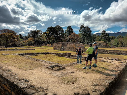 Día 2: 20 de marzo (lunes) - Paseo de un día en Tecpan Ruinas mayas de Iximché